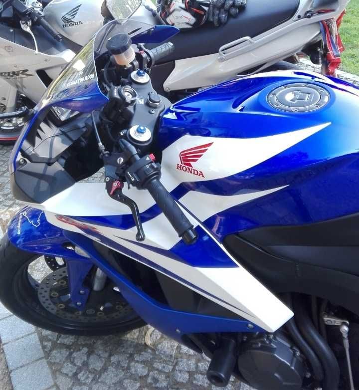 Mota muito estimada sempre de garagem poucos km