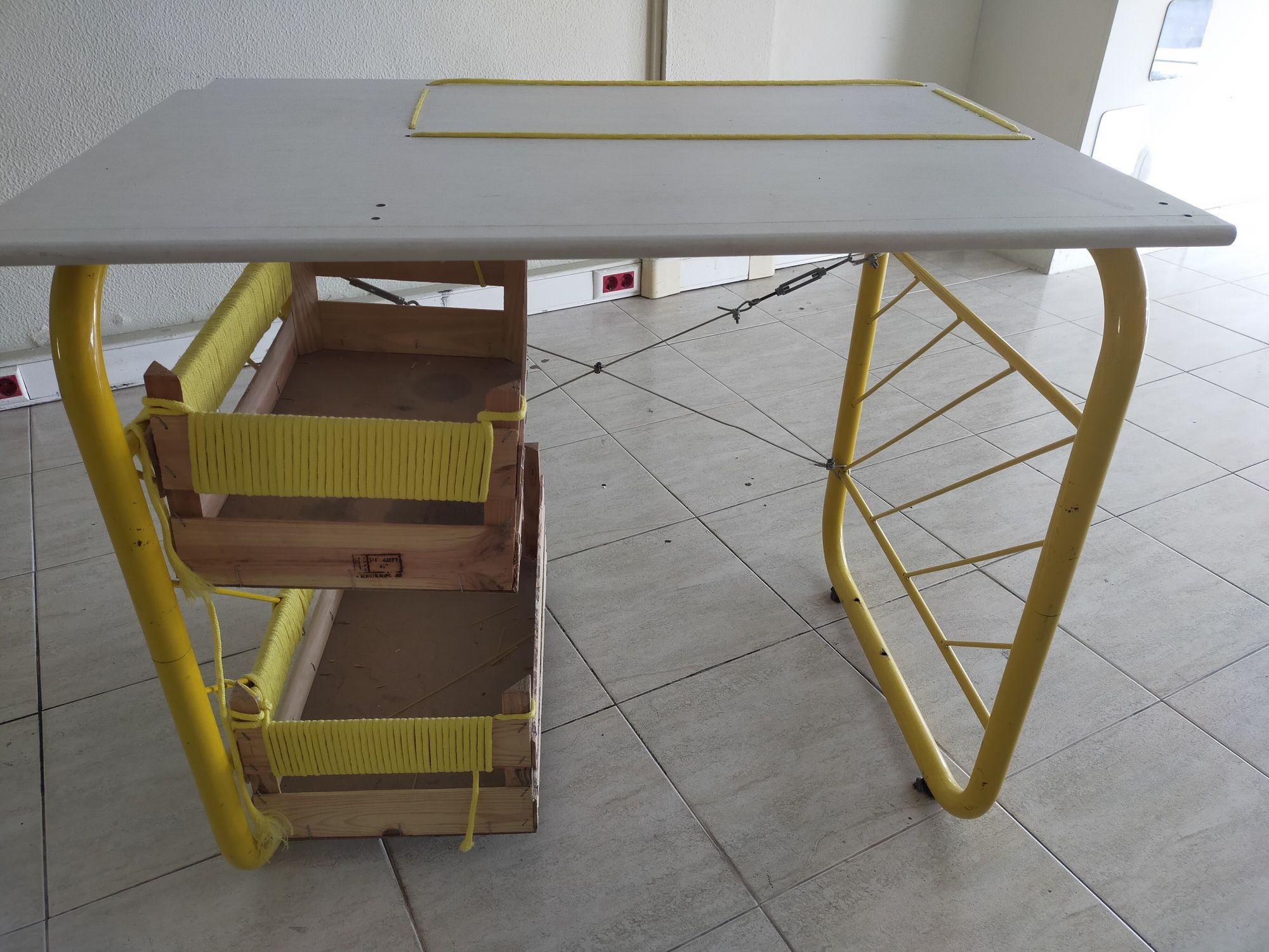 Mesa Amarela com Balde e Porta Lápis Amarelo