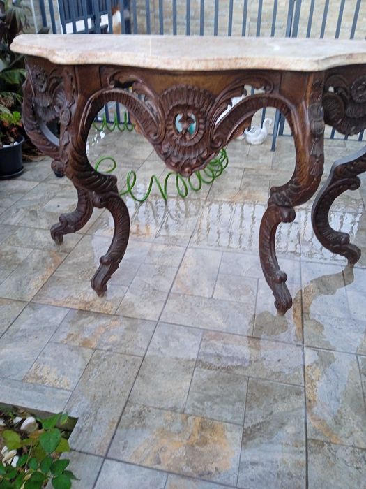 Aparador antigo com pedra