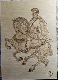 Obraz wypalany w drewnie.Rzymski legionista na koniu.