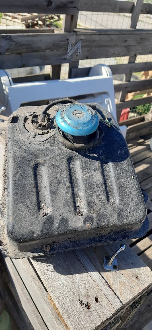 Jantes com pneus e tanque de combustível e um capacete