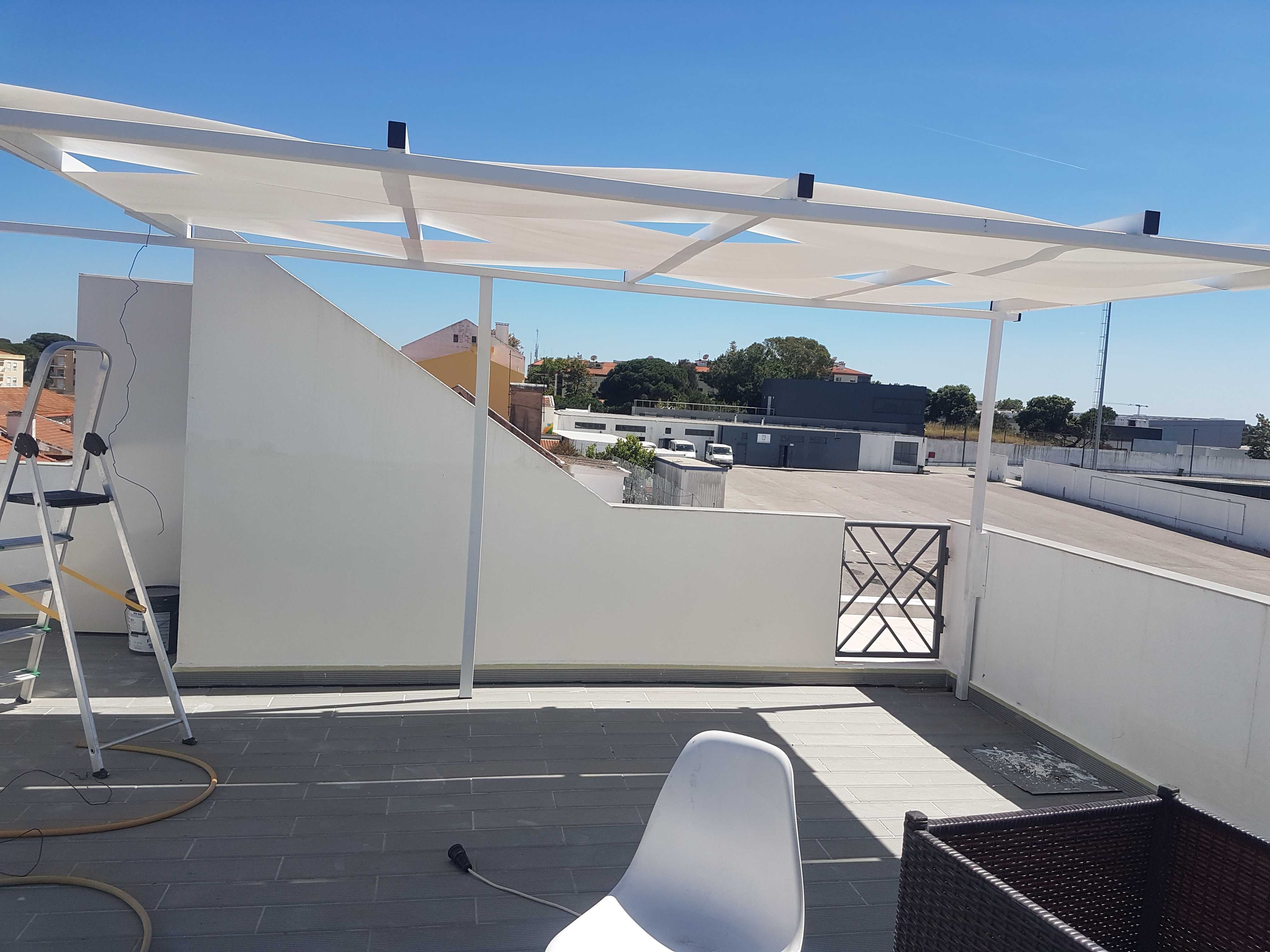 T2 remodelado com terraço panorâmico Seixal