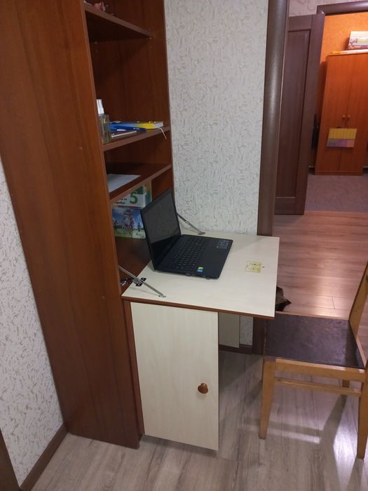 Універсальна шафа робочий стіл/передпокій.