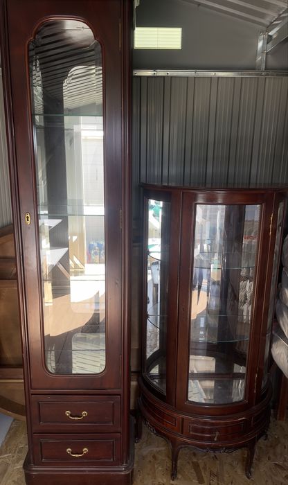 Cristaleiros em madeira com vidro – conjunto de 2 móveis elegantes