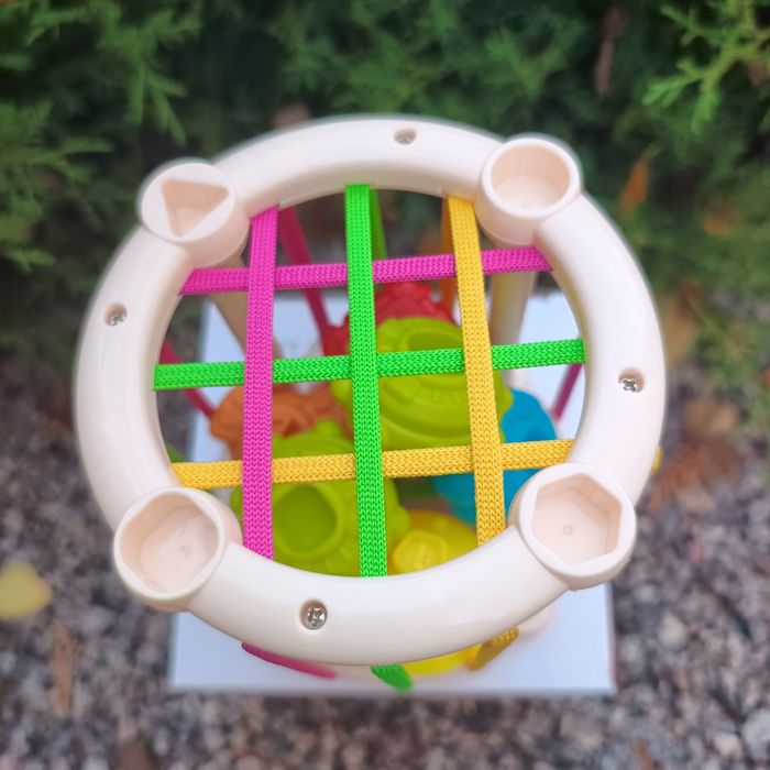 Куб логічний з резиночками 6 брязкалець,іграшка розвиваюча сортер