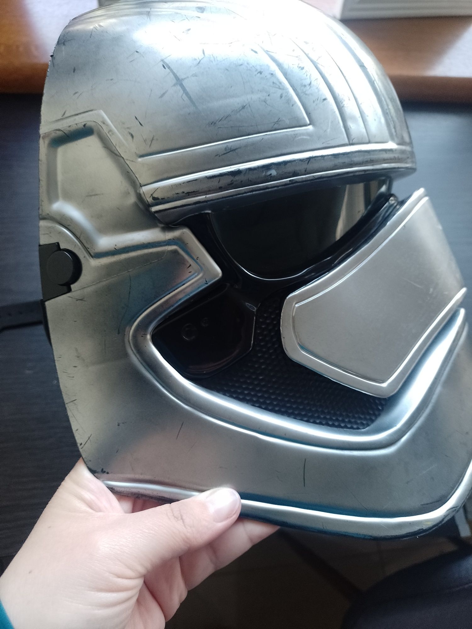 Star Wars maska kapitan Phasma , dźwięki