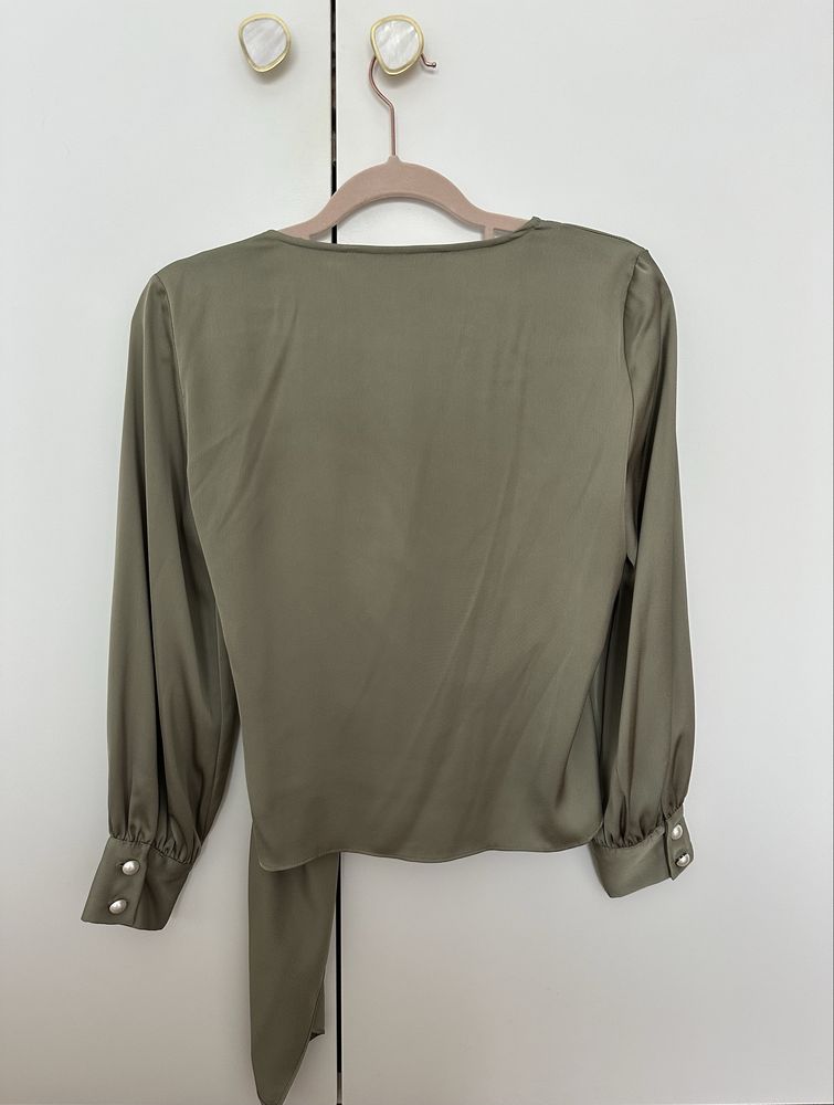 Blusa acetinada verde ZARA