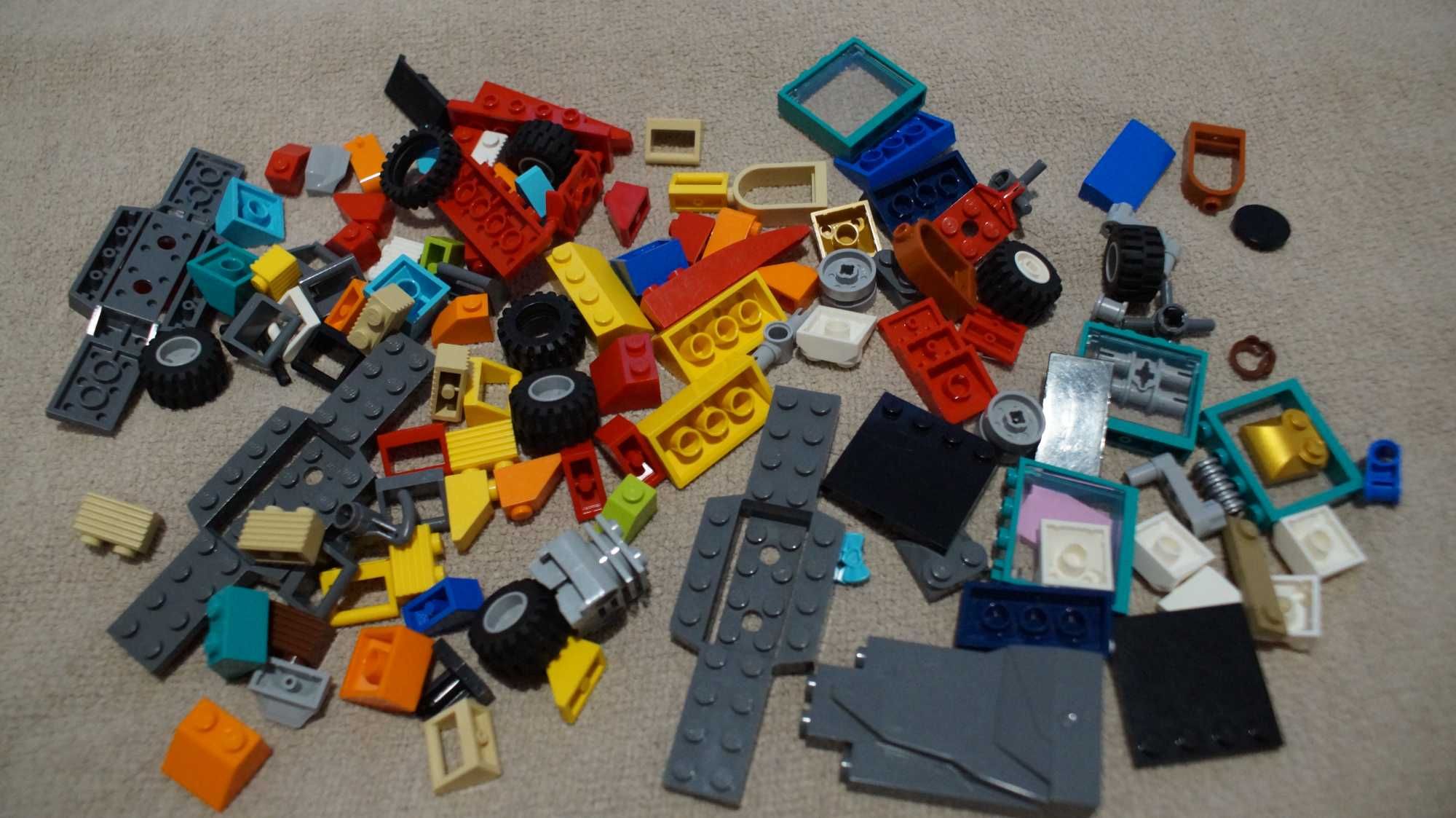 LEGO figurki i klocki do budowy ponad 70 elementów!