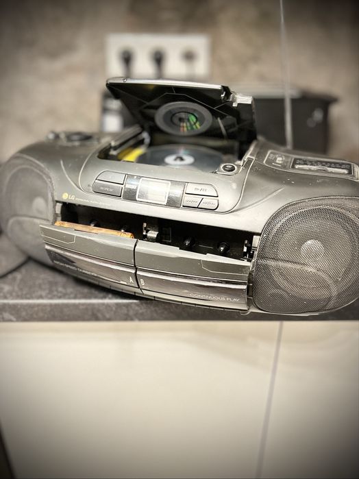 Магнітола LG (радіо, 2 касети, диск)