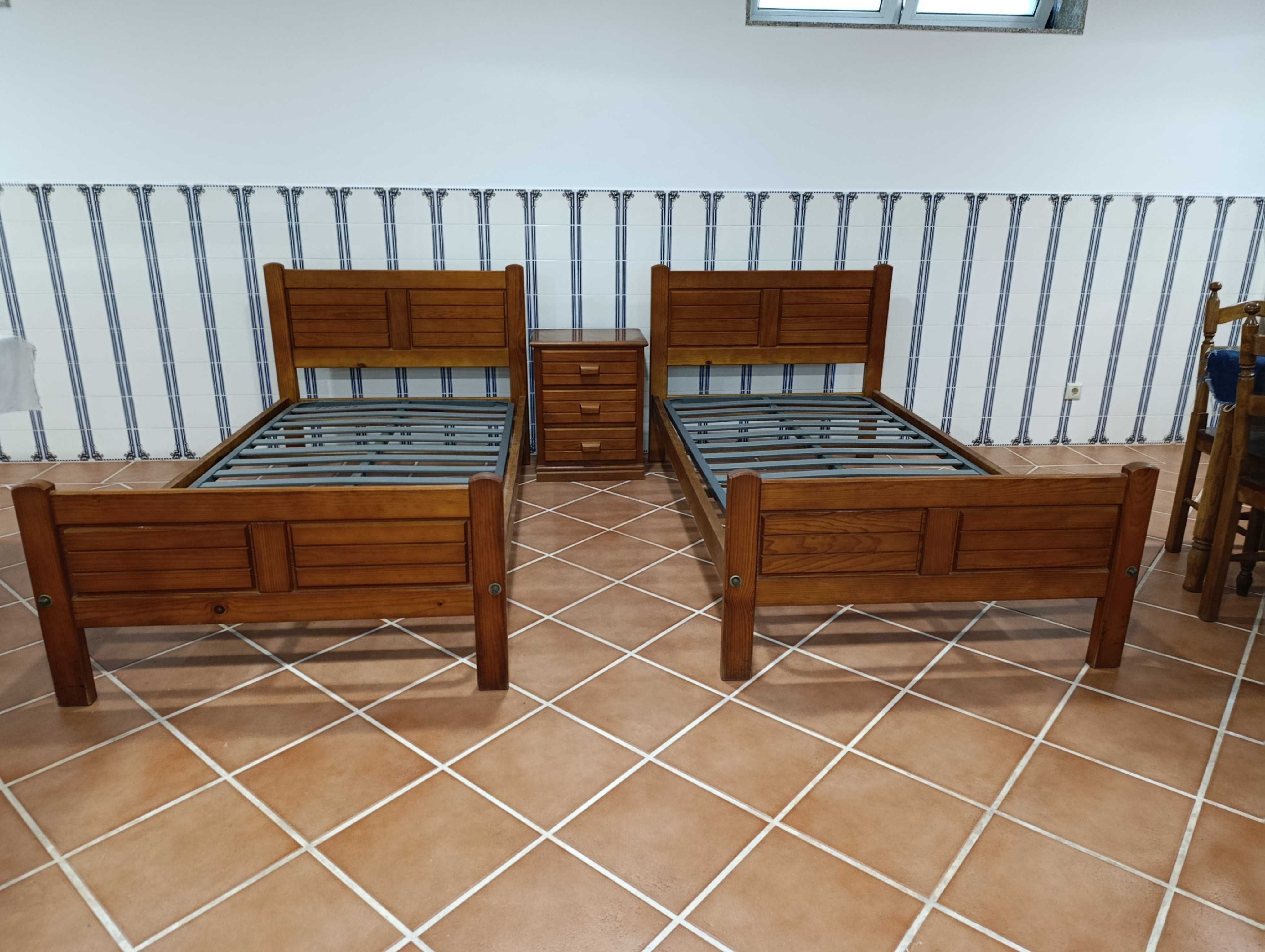 Camas de solteiro em cerejeira + estrado + mesa de cabeceira