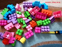 kolorowe klocki plastikowe