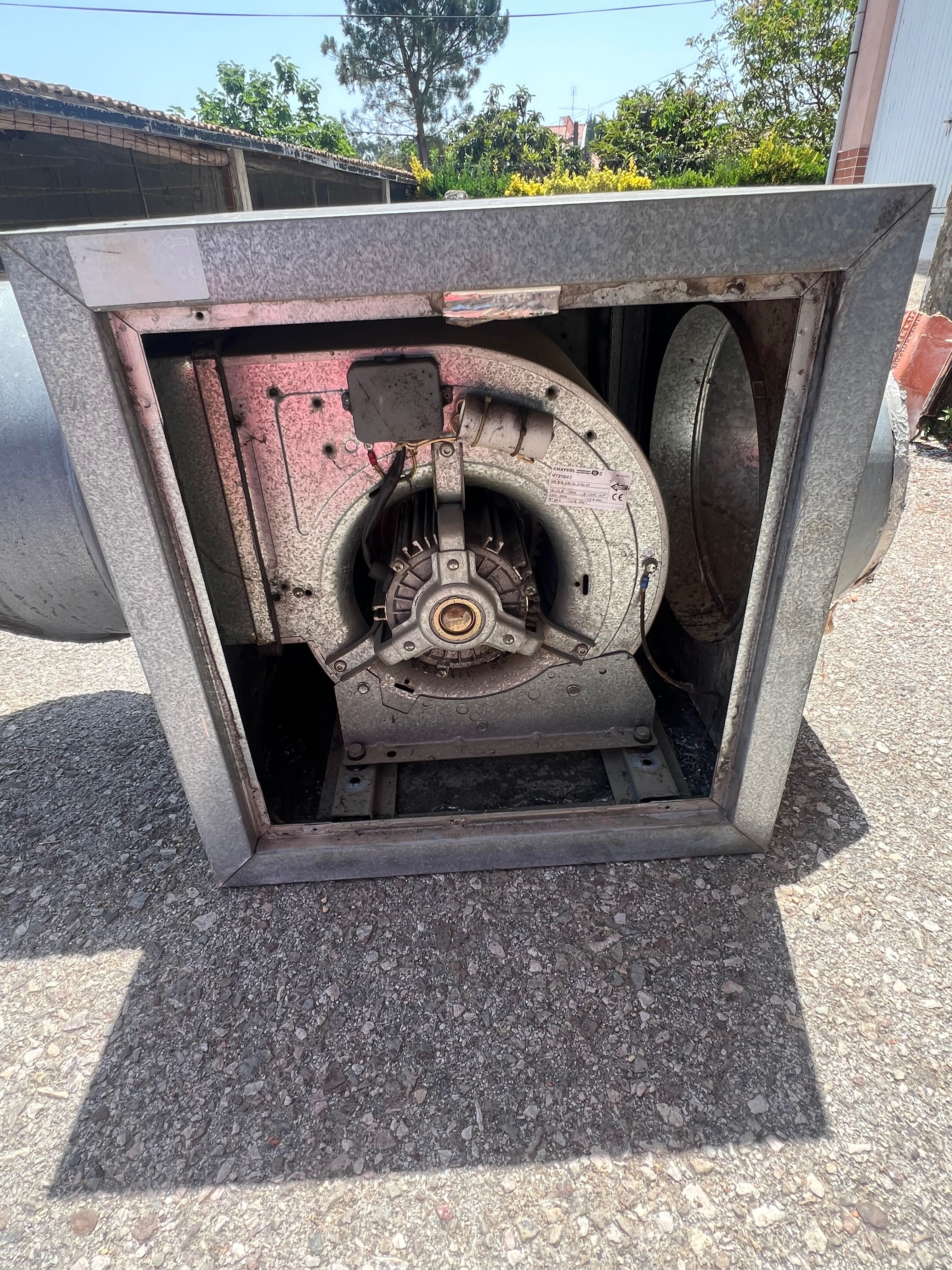 Extrator de fumos industrial em ótimo estado