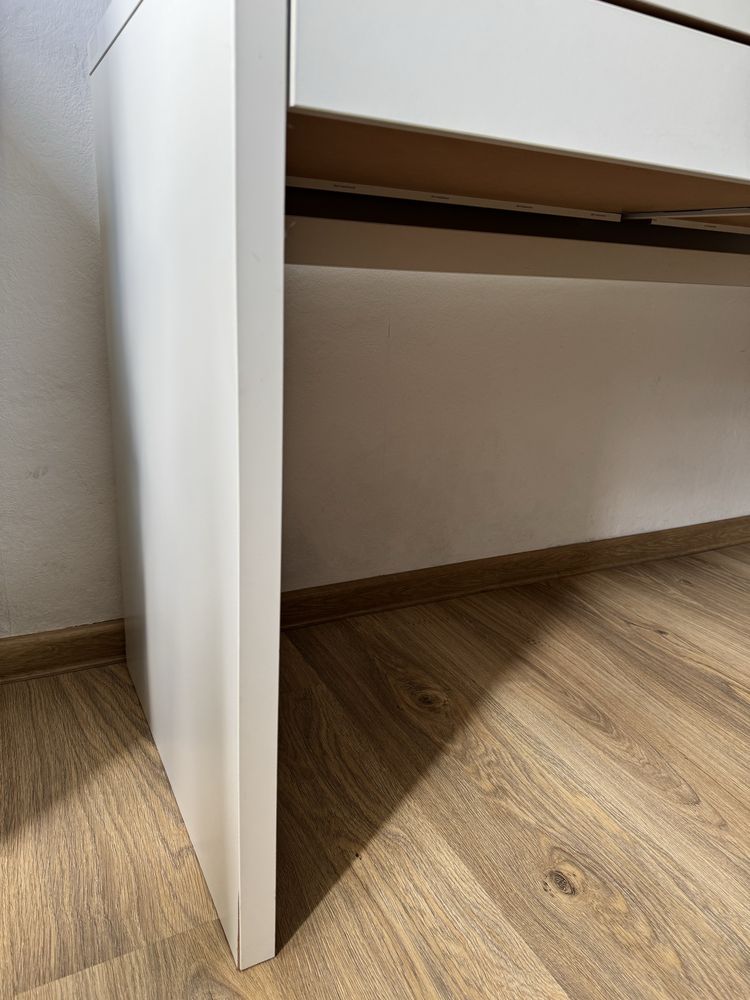 Białe biurko IKEA Micke