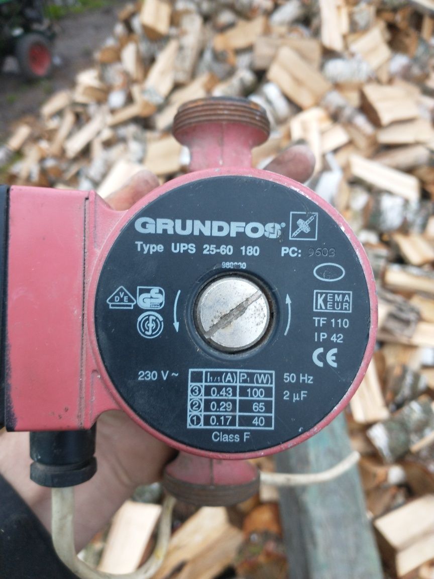 Pompa obiegowa co Grundfos ups 25 .60.  .180