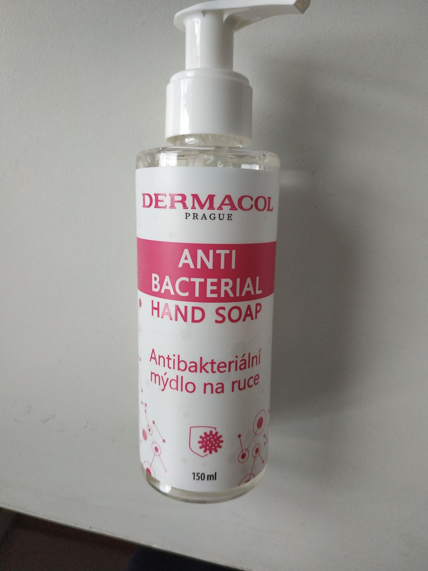 Рідке мило для рук з антибактеріальними компонентами.DERMACOL