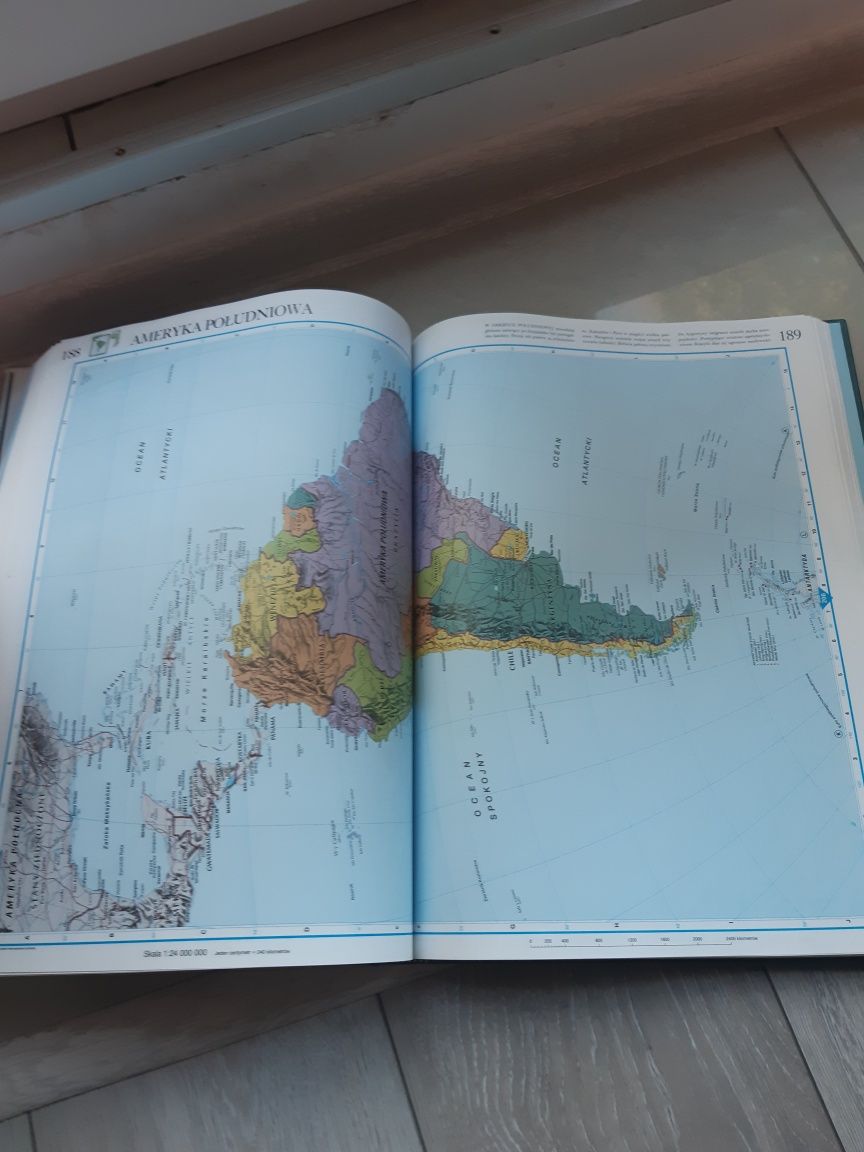 Piękny atlas geograficzny