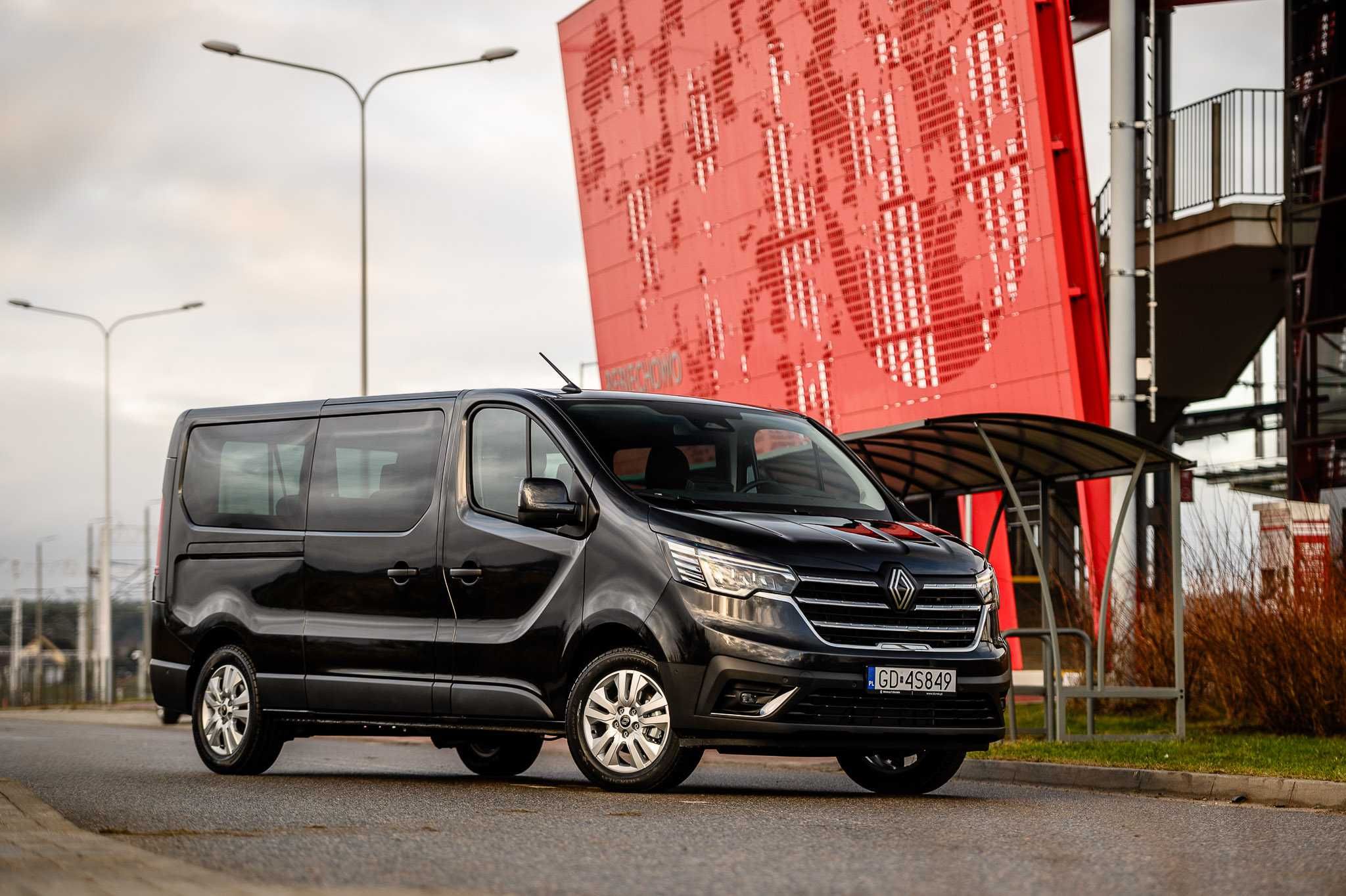 Wynajem busa osobowego - NOWY Renault Trafic Grand 2024 bus 8 osobowy