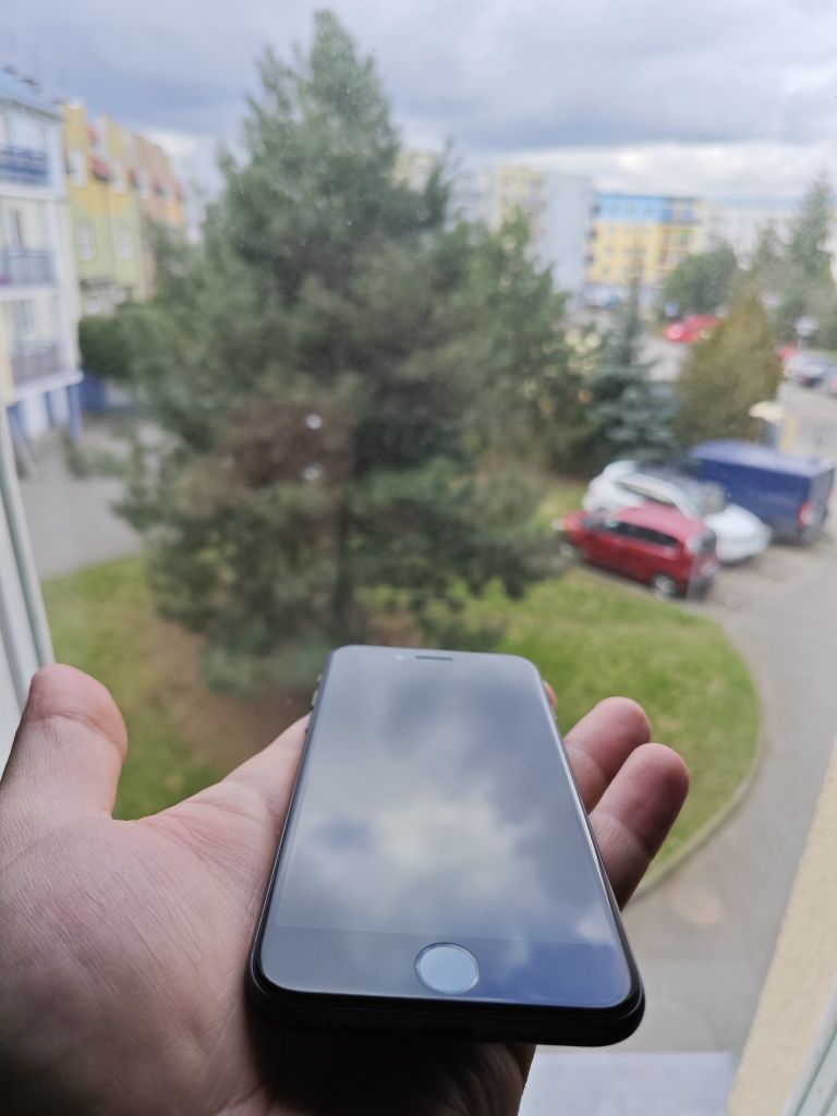 iPhone 8 w dobrym stanie