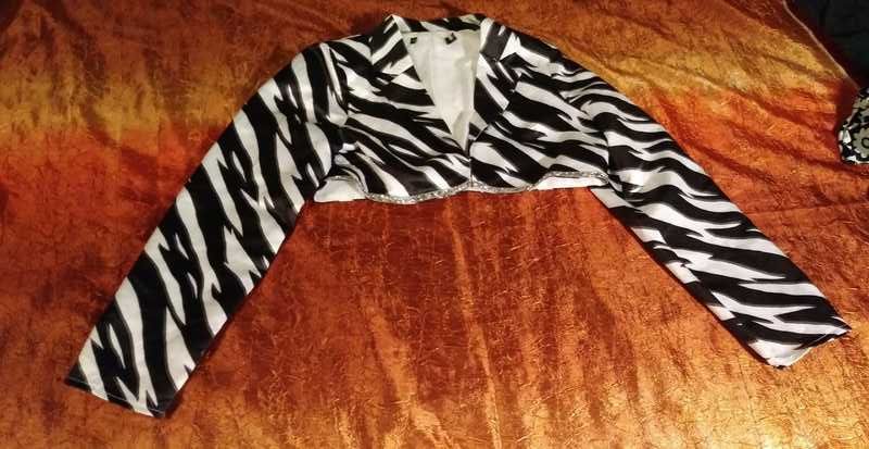 i saw it first rozm. 10 elegancka krótka marynarka  zebra z cyrkoniami