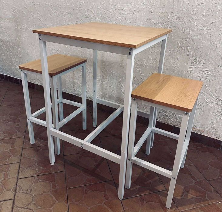 Stolik barowy z hokerami