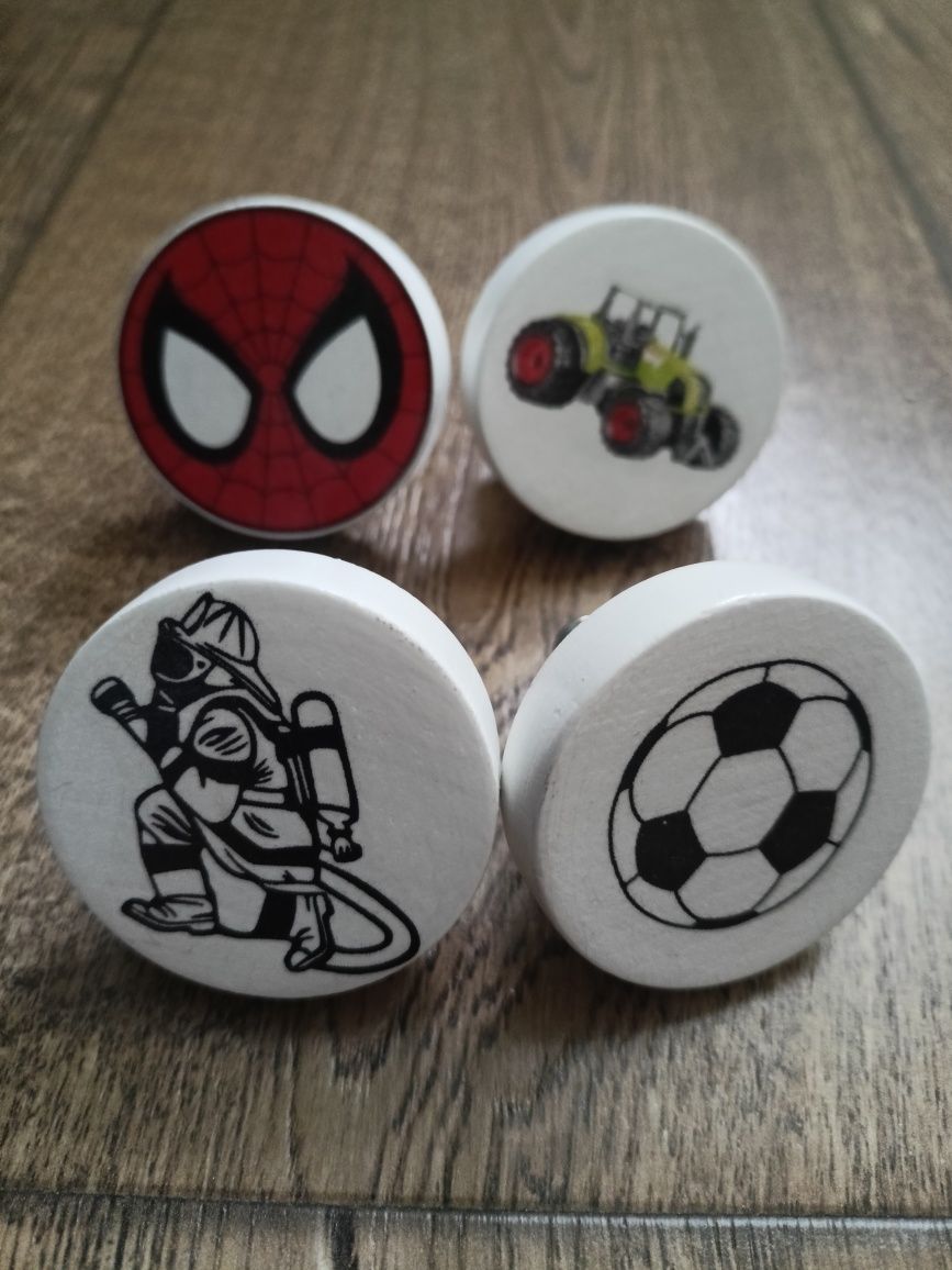 Drewniane gałki, uchwyty do mebli strażak, piłka, Spiderman, traktor