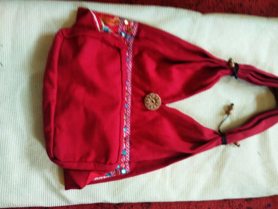 Червона сумка в етно стилі