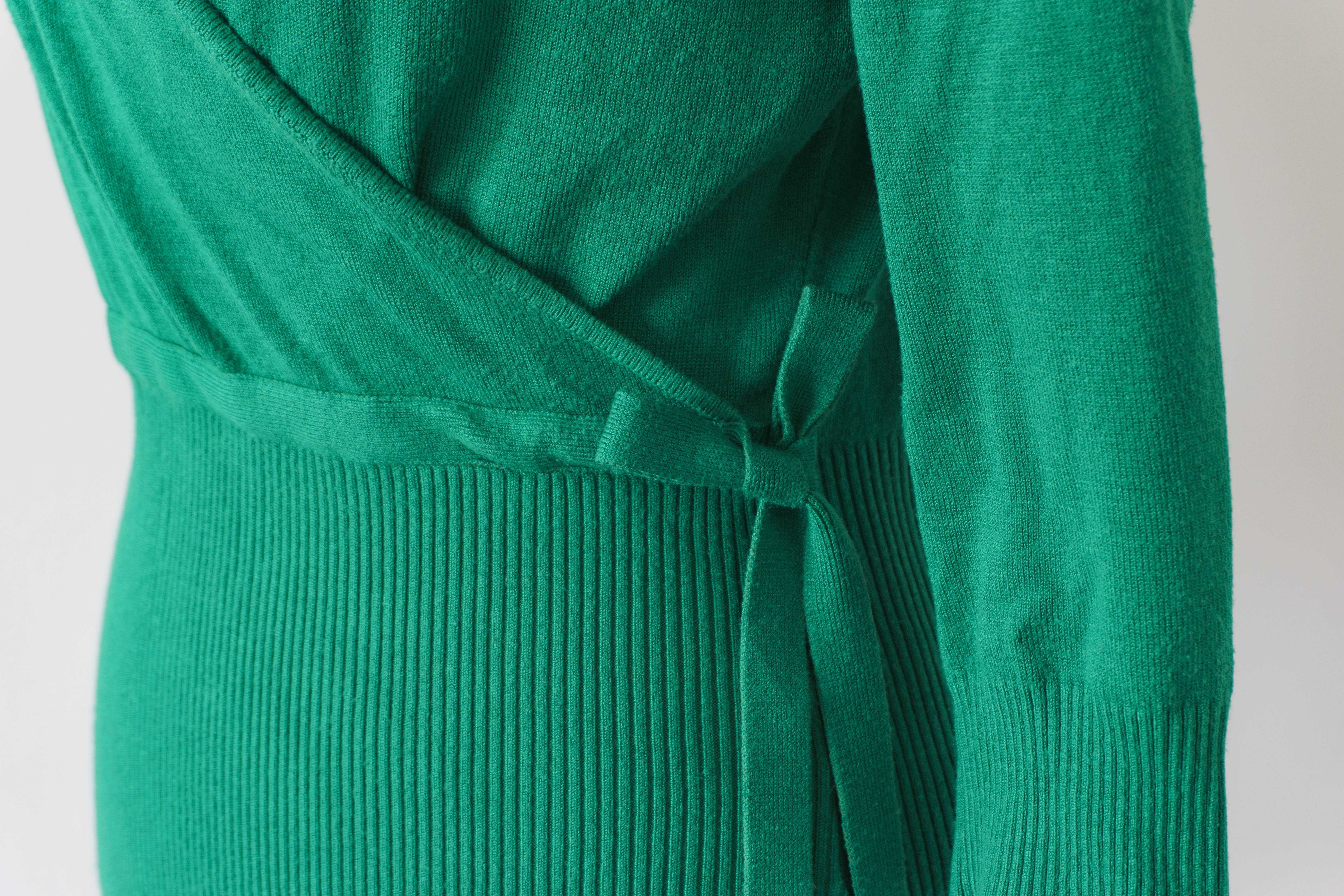 Wiosenny dzianinowy zielony sweterek z kopertowym dekoltem