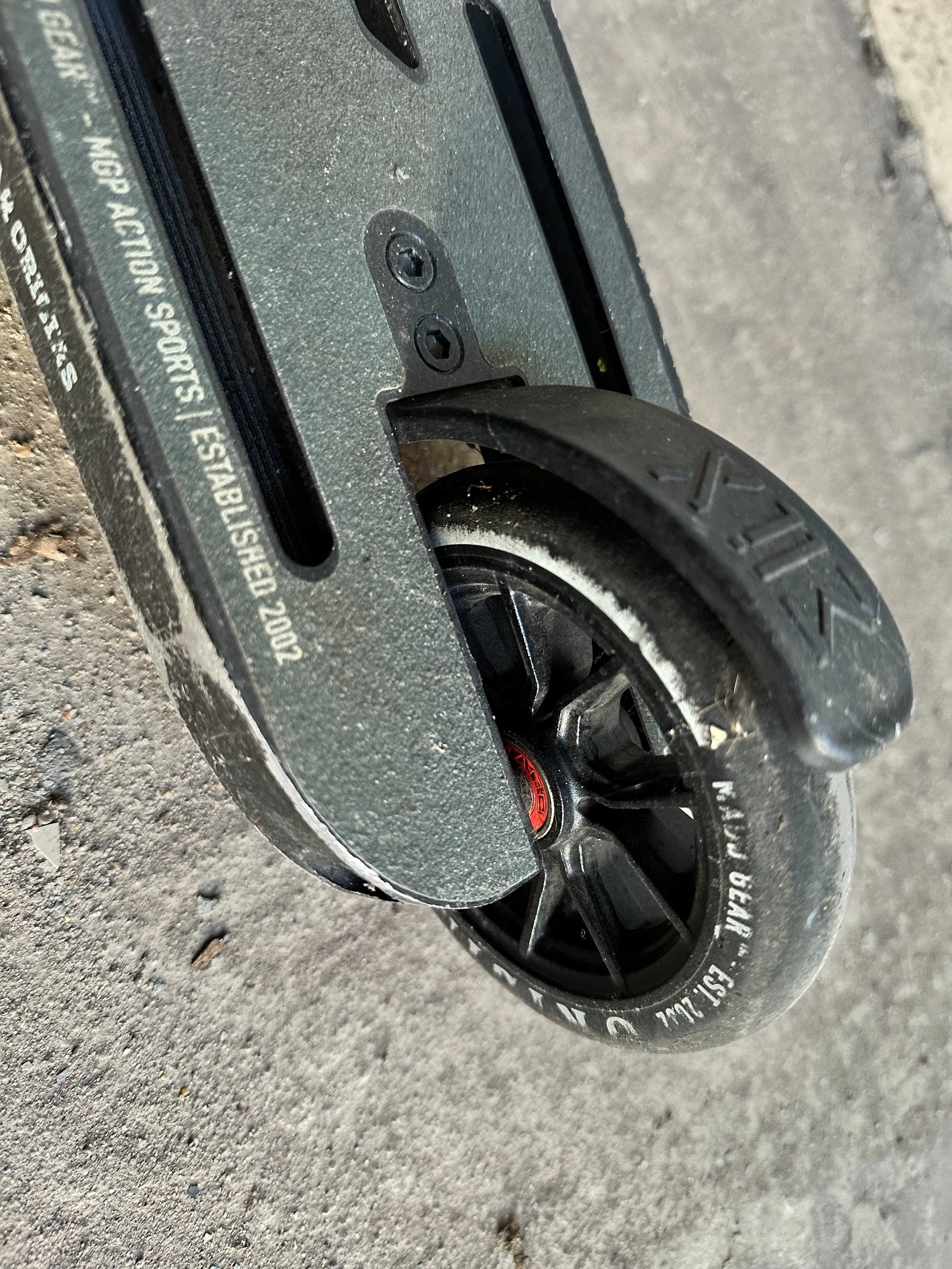 Hulajnoga wyczynowa Madd Gear Pro (MGP) – czarno-biała, do trików