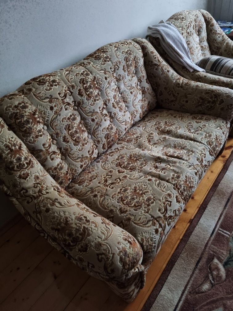 Sofa dwuosobowa + 2 pufy