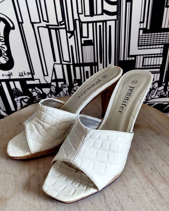 Białe sandały klapki na obcasie na słupku CCC Jennifer