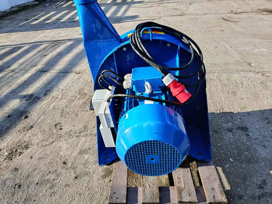 Młyn bijakowy z silosem z podajnikiem do zboża trotu peleciarka nowy