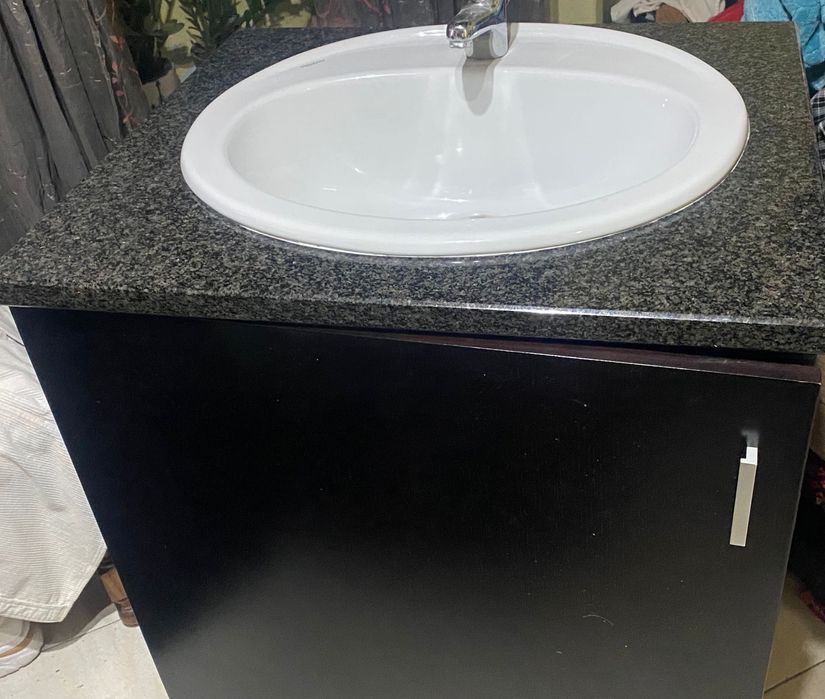 Móvel de Casa de Banho em Madeira com Lavatório em Granito