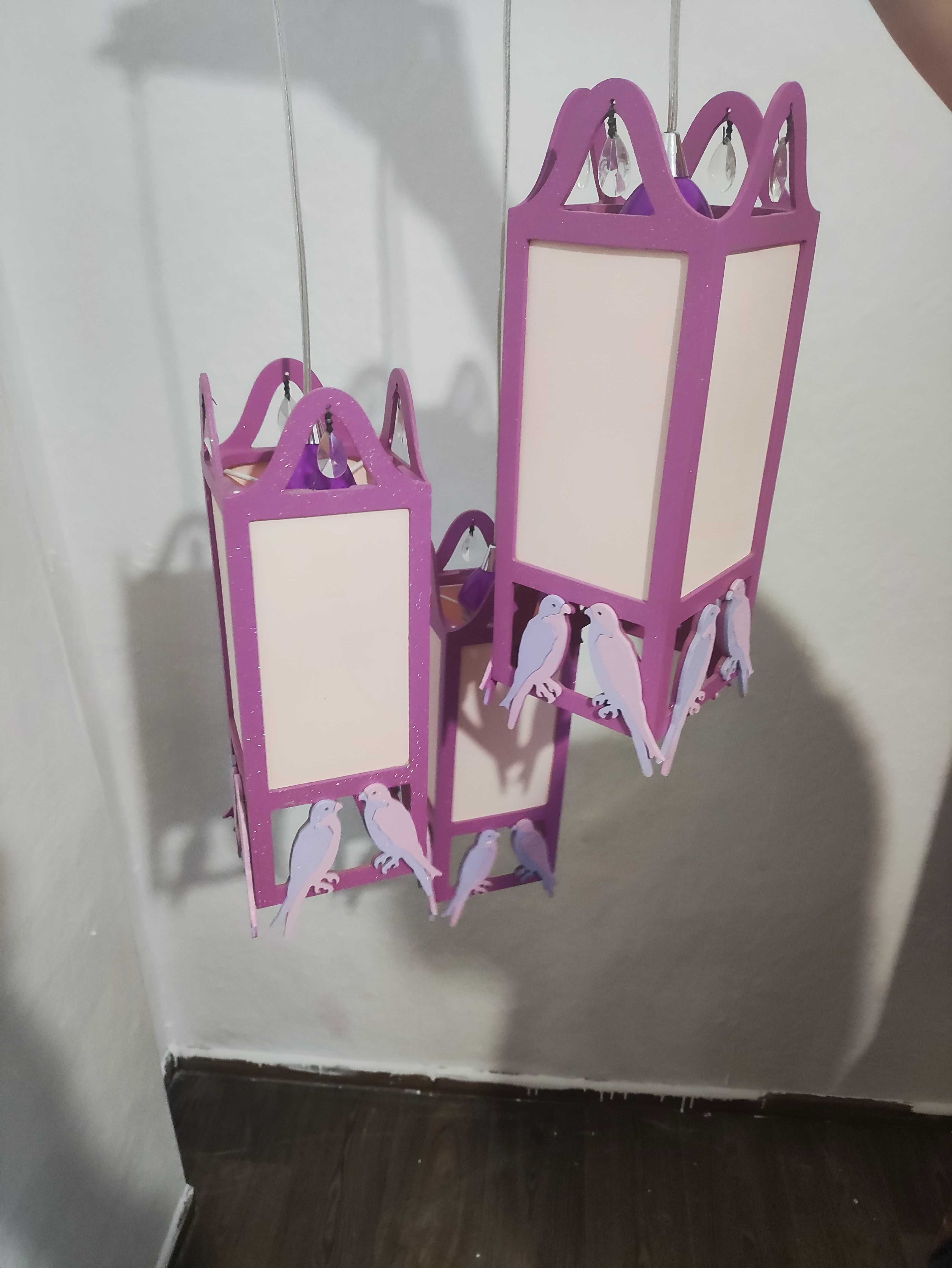Люстра стилізована (рожева, фіолетова, фанера, тканина, 3 лампочки)