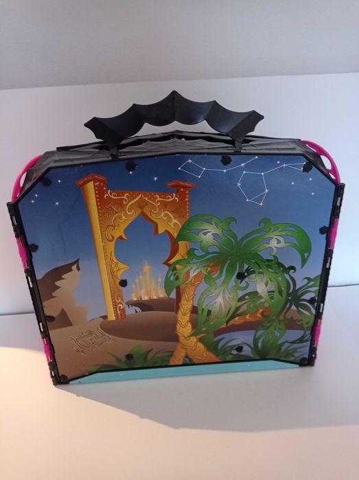 Монстр хай moster high 13 бажань вечеринка -
Работает.