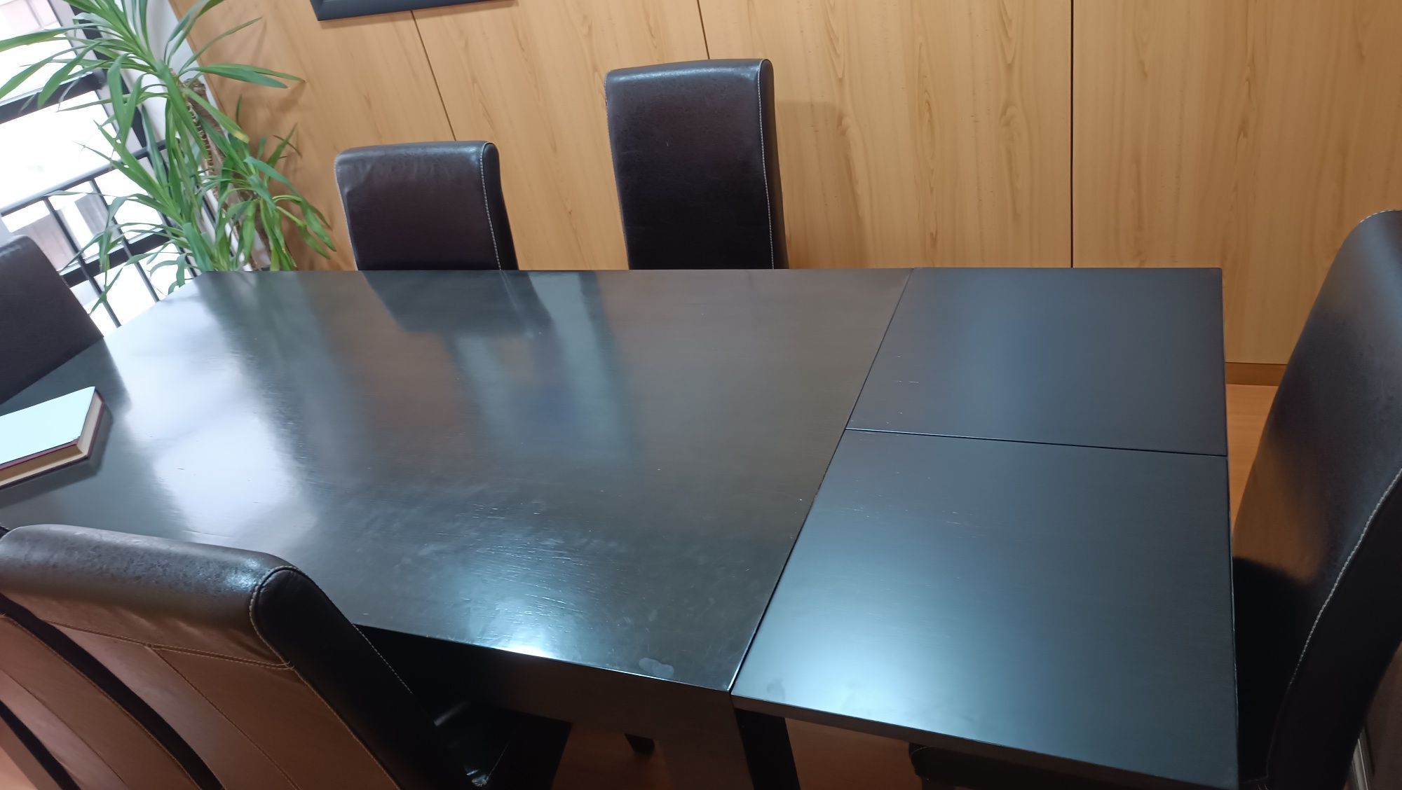 Mesa em Castanho.