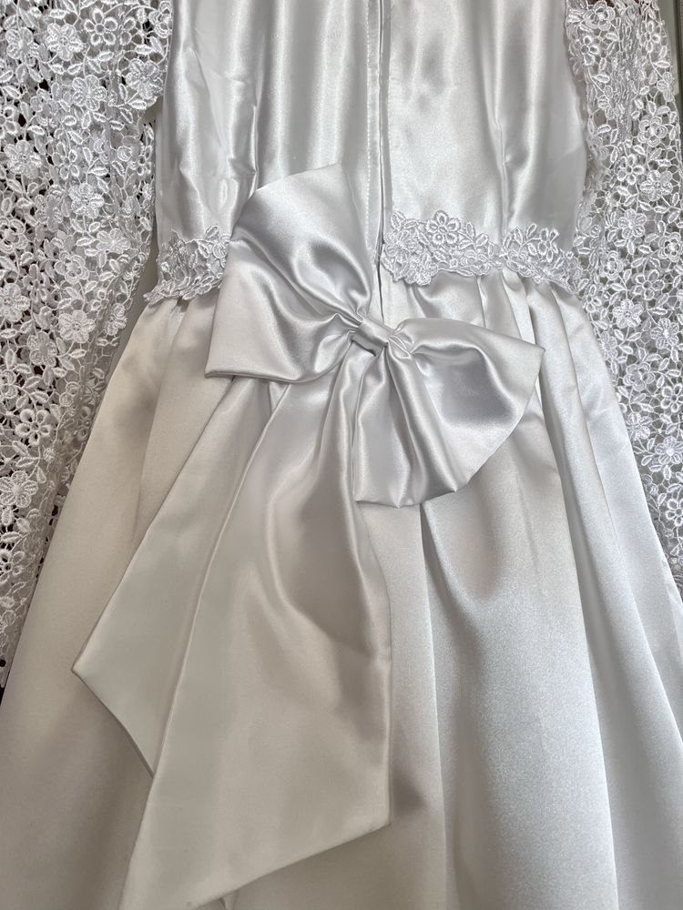 Sukienka komunijna biała z koronką z kokarda z tyłu na kole 118cm