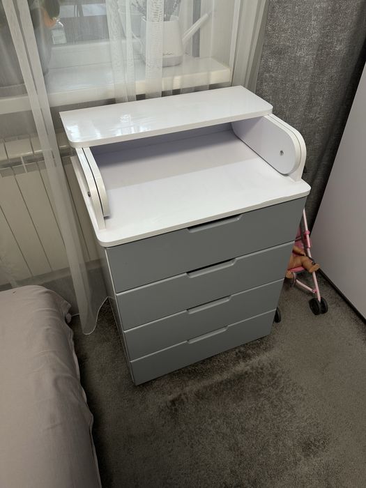 Біло-сірий пеленальний комод