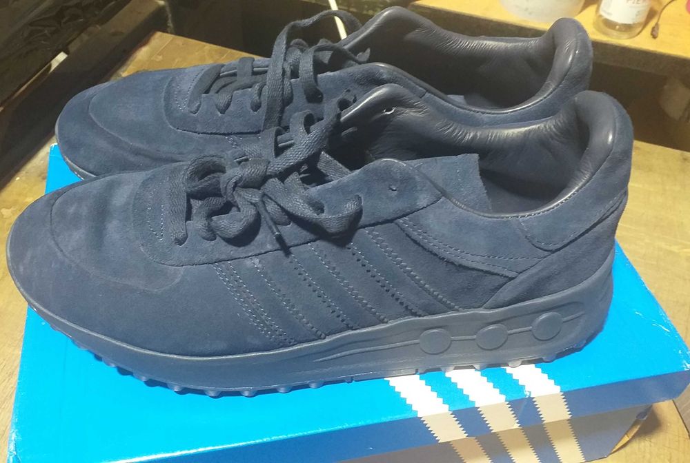Buty Adidas sneakersy zamszowe LA Trainer LUX męskie kolor granatowy.