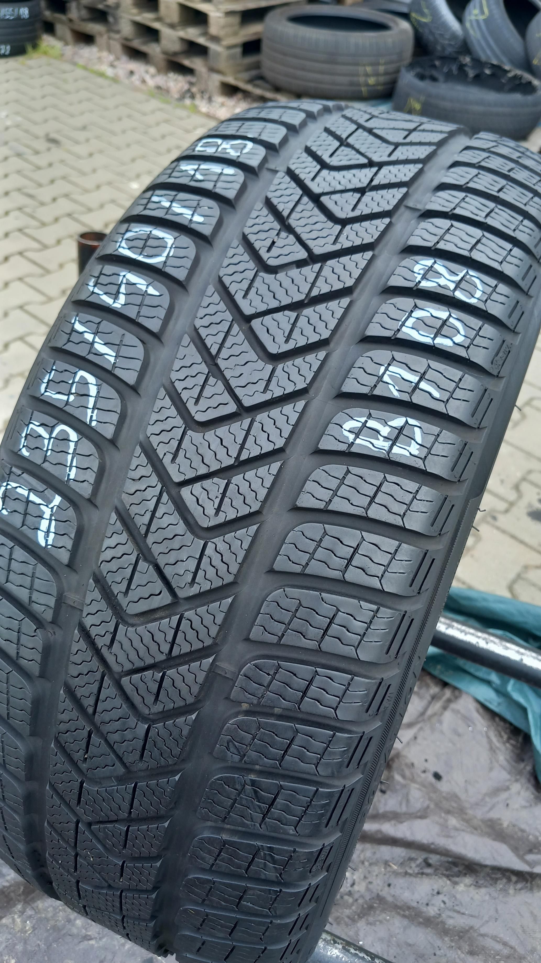 235/40/18 Pirelli SottoZero 3 MO 95V
