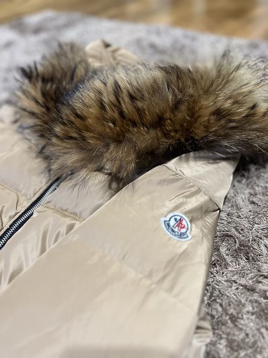 Пуховик Moncler з хутряним коміром