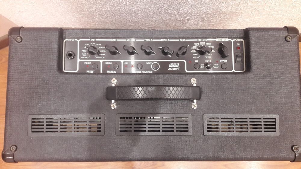 Комбоусилитель VOX VT 50  ламповый + педаль