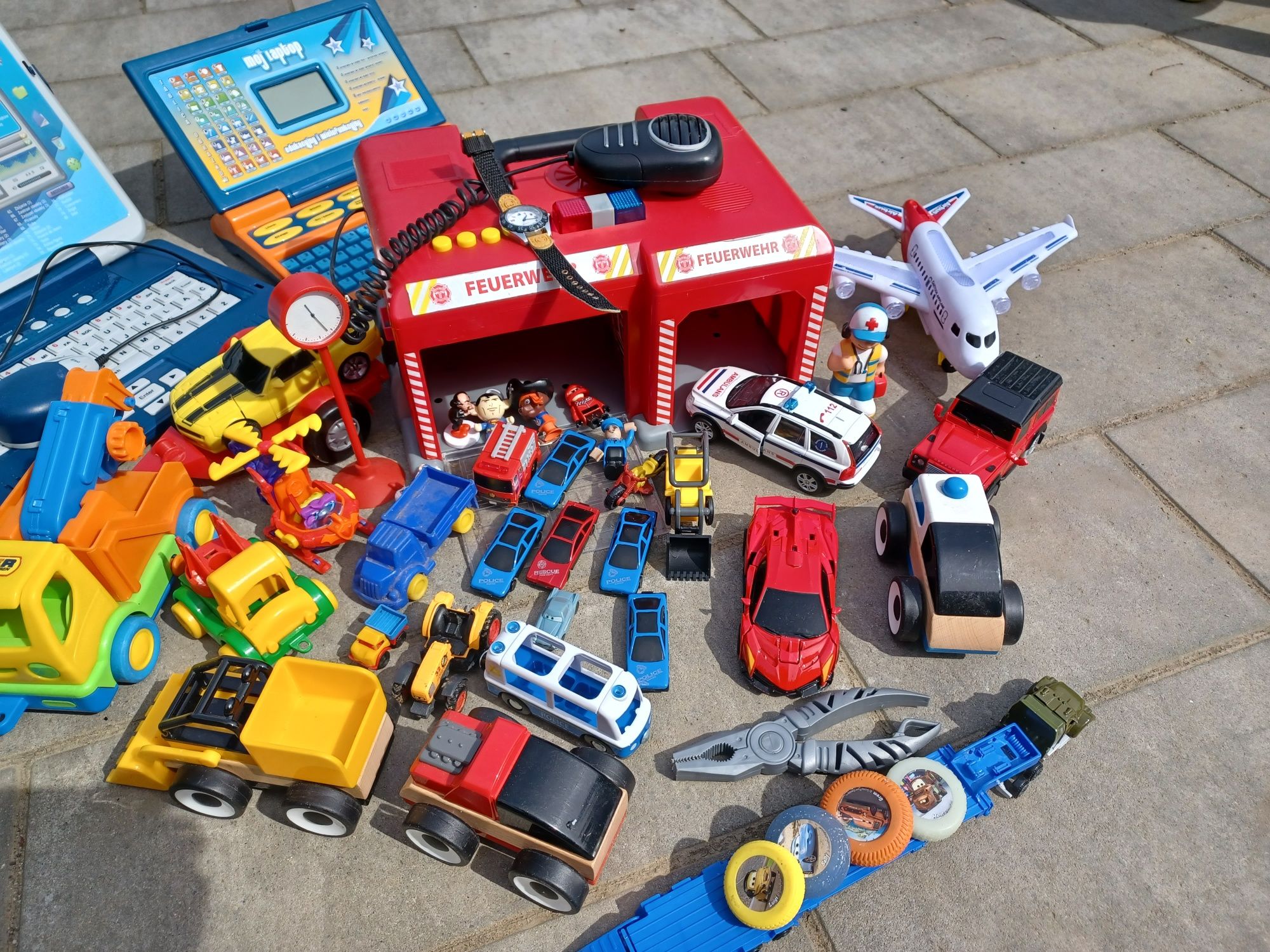 Zabawki pakiet zestaw różnych zabawek straż pożarna laptop resoraki