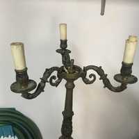 Candelabro em bronze com pé alto lindíssimo