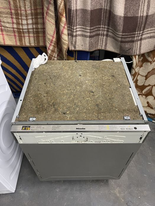 Посудомийна машина Miele під забудову