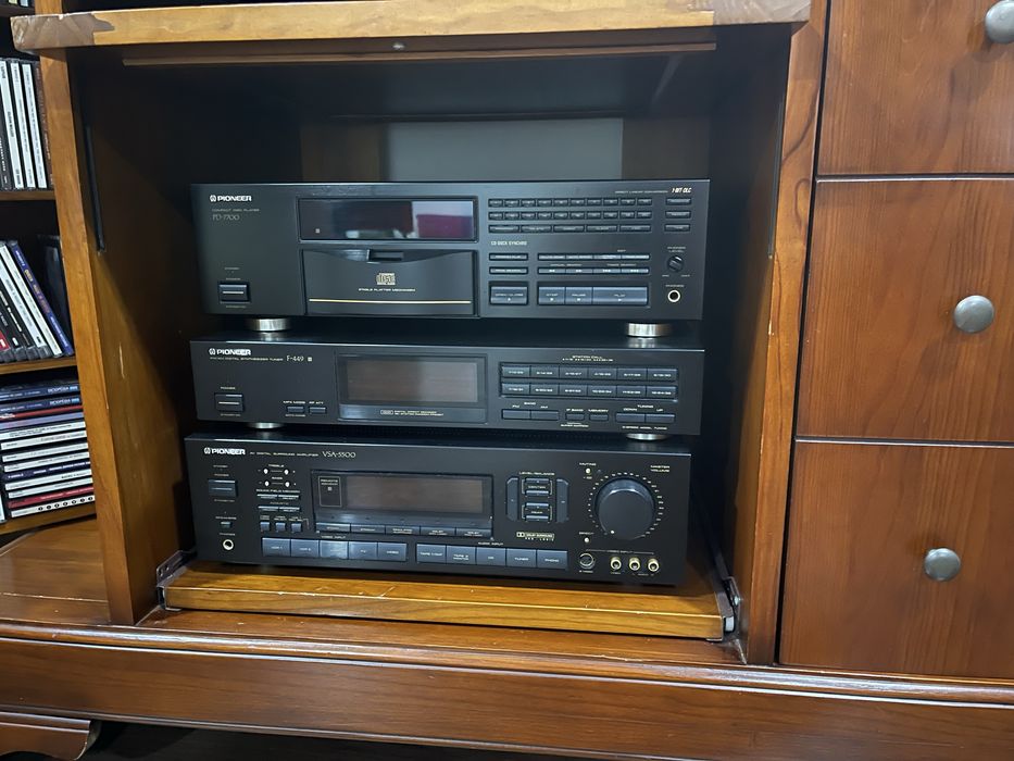 Movel com aparelhagem Pioneer ( PD-7700; F449; VSA-5500) e Bose 401
