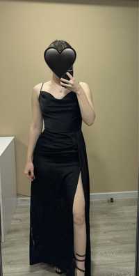 Вечірня сукня в чорному кольорі