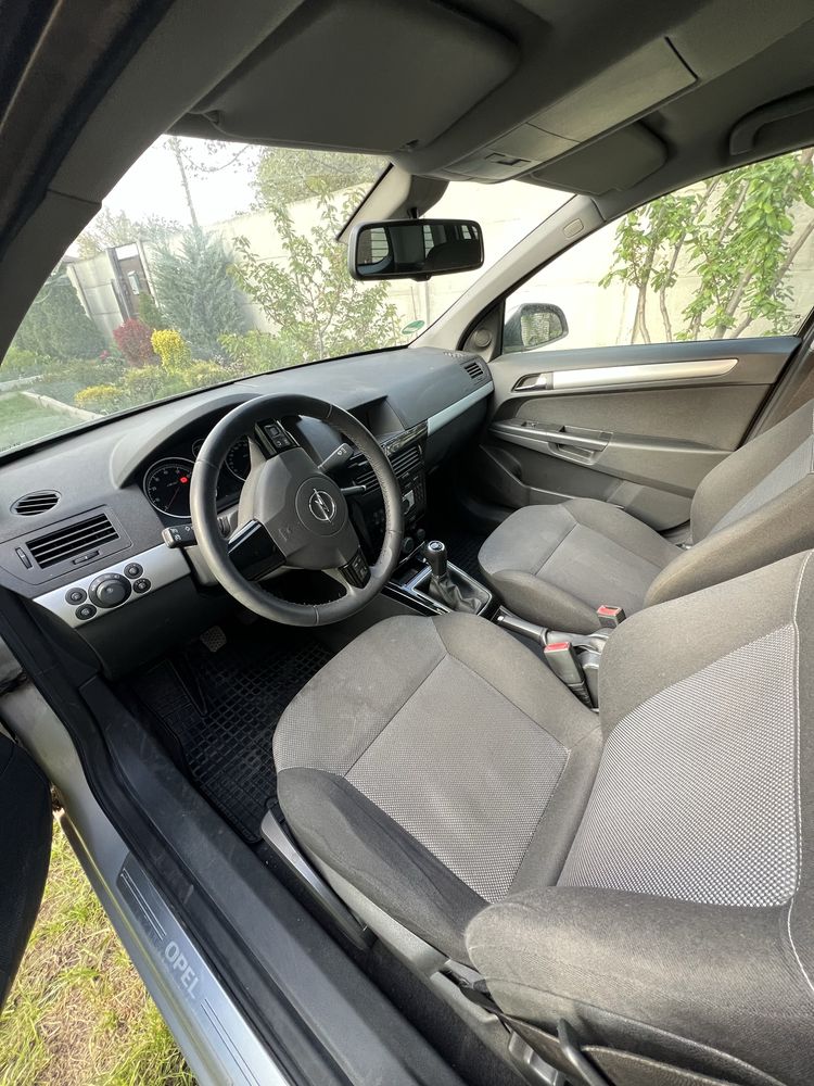 Opel Astra 2010г 1,6