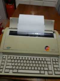 Máquina de escrever elétrica marca Optima SP 520.
Máquina impecável, e