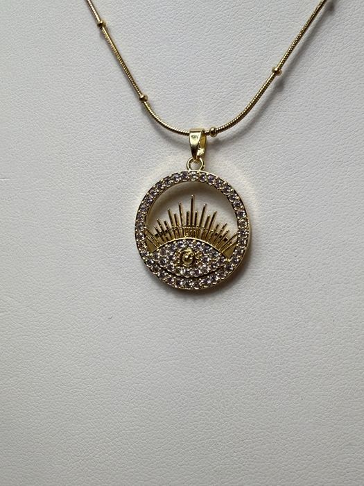 Celebrytka z okiem proroka stal chirurgiczna