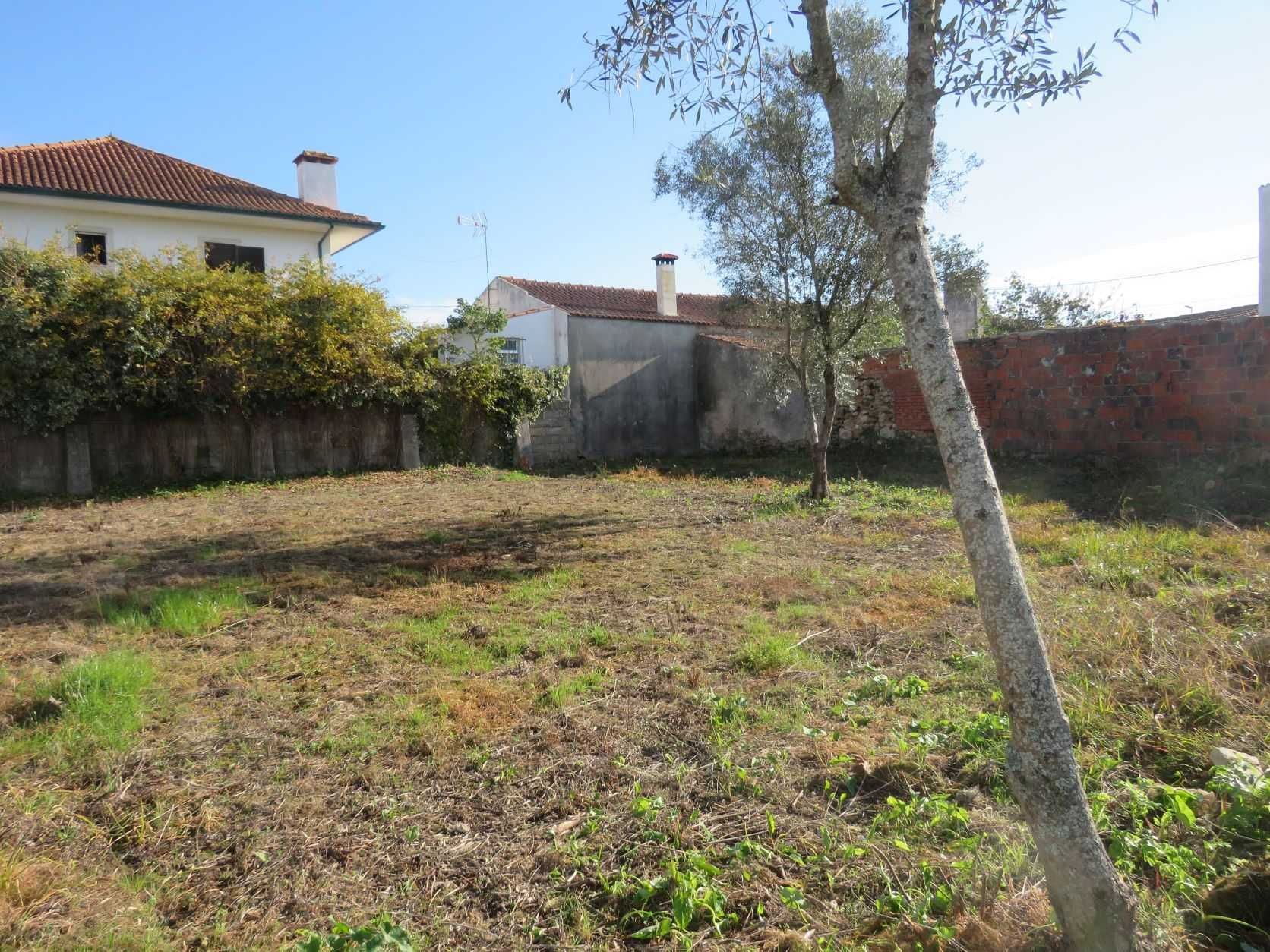 Vendo casa e terreno com uma área total de 2320m2 em Anobra